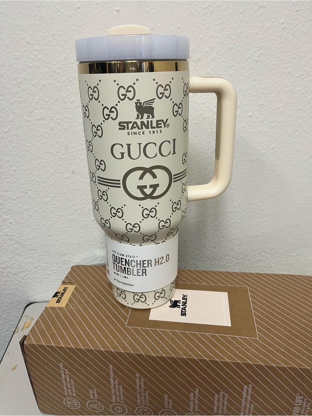 Stanley Quencher H2.0 40 oz – Premium white Design, New in Box